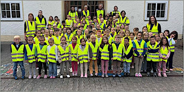 Erstklässler mit neuen Warnwesten gut sichtbar