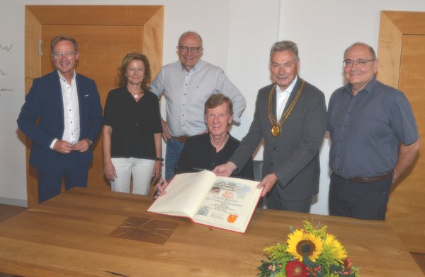 Walter Röhrl trägt sich ins Goldene Buch ein