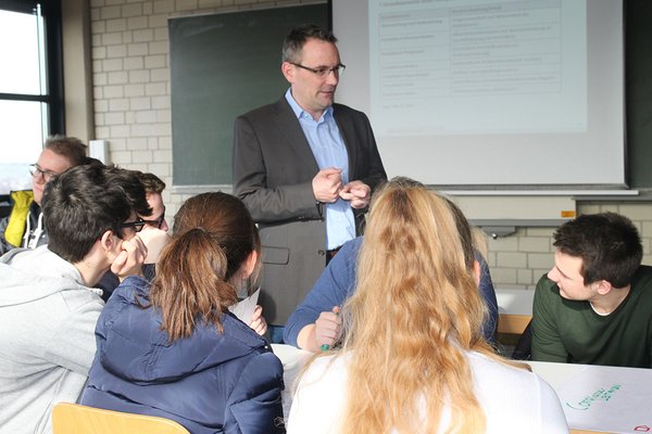 Schülerinnen und Schüler erleben Wirtschaftswissenschaften