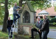 Wegekreuze auf Standfestigkeit überprüft