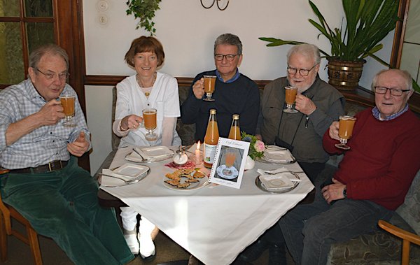 Alkoholfreier Apfelpunsch für Gäste im Café