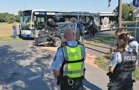 Auto prallt gegen Linienbus - Kinder verletzt