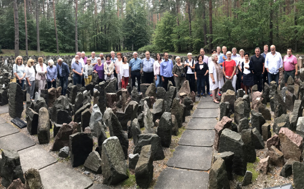 Delegation besucht Gedenkstätte in Lettland