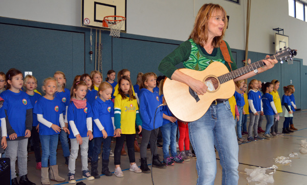 200 Schülerinnen und Schüler singen zusammen