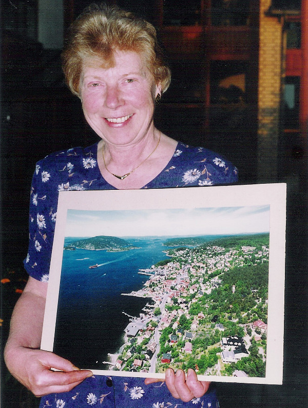 Anni Hils zeigt auf die Insel Kaholm