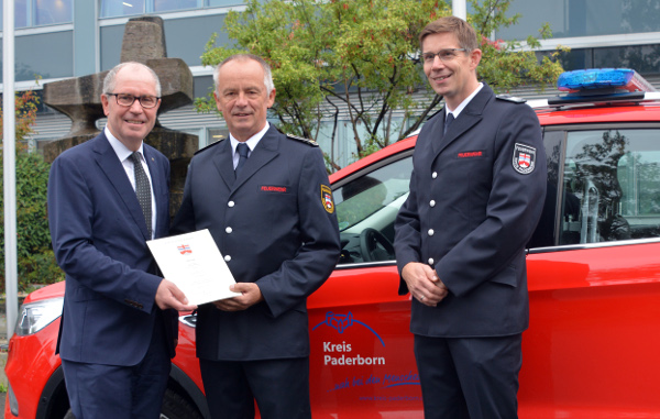 Landrat Manfred Müller verabschiedet Theo Kleemann und ernennt Marc Hammerstein zum neuen Leiter der Kreisfeuerwehrzentrale.