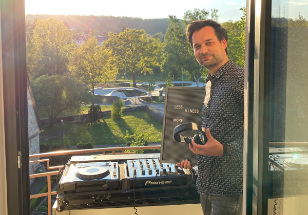 Musik vom Balkon in malerischer Umgebung