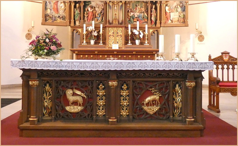 Aus den Kommunionbänken entstand der Zelebrations-Altar.