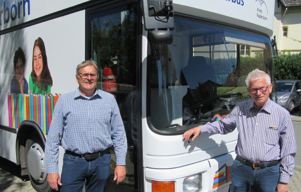 Leser freuen sich über Bücherbus