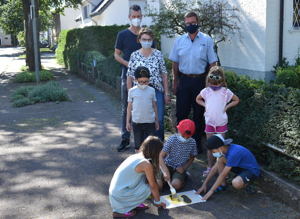 Gelbe Füße weisen Grundschülern den sicheren Schulweg