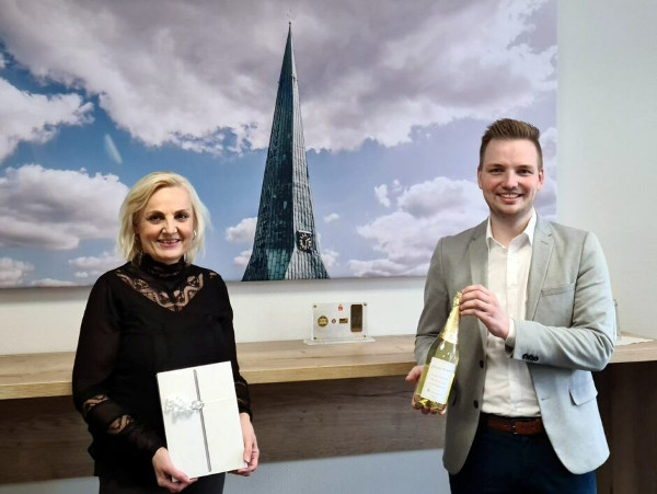 Birgit Niermann hat bei der GiroPremium-Verlosung ein iPad gewonnen Birgit Niermann hat bei der GiroPremium-Verlosung ein iPad gewonnen