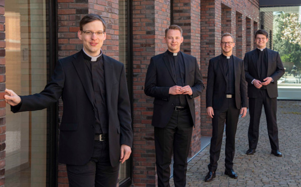 Vier Seminaristen werden zum Priester geweiht