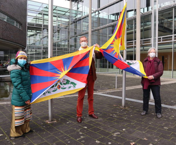 Landrat Adenauer lässt Flagge hissen