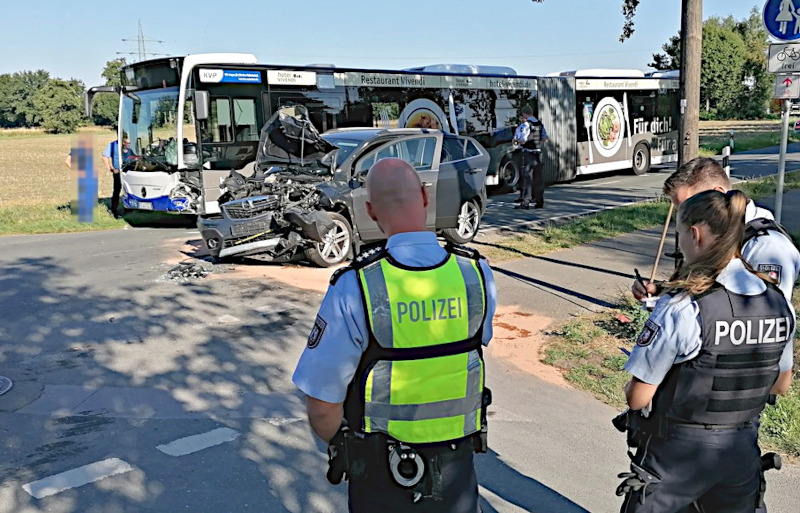 Auto prallt gegen Linienbus - Kinder verletzt