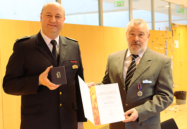 Flister mit Feuerwehr-Ehrenmedaille geehrt