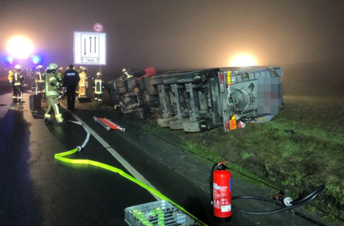 LKW mit Braunkohlestaub umgekippt