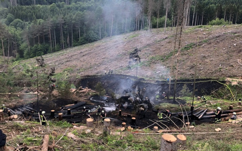 Brennende Maschine löst Waldbrand aus