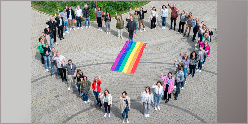 Bunte Flagge für Vielfalt wird vor dem Kreishaus 